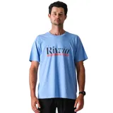 Remera celeste con estampa frontal de la marca Rivvia en negro y rojo.