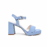 Sandalia de cuero color celeste, con taco alto ancho, plataforma delantera, tira frontal y pulsera ajustable con hebilla al tobillo.