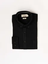 Camisa celeste de lino, de manga larga, con cuello abotonado y bolsillo en el pecho.