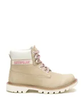 Botas Caterpillar modelo Colorado 2.0 de cuero nubuck en color tostado, con cordones bicolores en tonos rosados y blancos, cuello acolchado blanco con el logo de la marca en rosa, y suela dentada de goma.