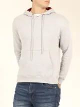 Sweater deportivo con capucha y cordones ajustables, bolsillo canguro frontal. Color verde oliva jaspeado.