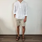 Bermuda de corte recto en color beige, confeccionada en tejido simil lino. Presenta cintura elástica con cordón de ajuste y bolsillos laterales.