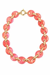 Collar corto de cadena con eslabones dorados y piezas circulares de resina en tono coral jaspeado, con cierre de mosquetón.