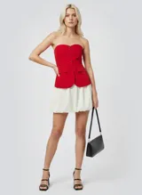 Minifalda blanca de tiro alto con cintura elastizada, confeccionada en tejido plano con mezcla de viscosa y poliéster. Diseño corto con textura liviana y caída suave.