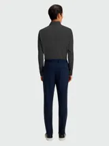 Camisa de vestir BOSS Black con corte slim fit, cuello clásico y cierre frontal con botones. Presenta un diseño minimalista y elegante en color negro.