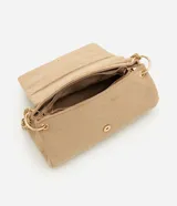 Cartera tipo shoulder bag de tamaño mediano, confeccionada en material sintético efecto gamuza color beige. Presenta un diseño estructurado con textura geométrica de triángulos en relieve, tapa frontal con cierre y correa de cadena metálica dorada con apoyo para el hombro.