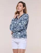 Campera liviana blanca de silueta entallada con protección solar UPF 50, cuello alto y cierre frontal completo. Cuenta con mangas largas y bolsillos laterales.