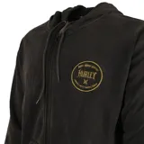 Campera con capucha y cierre frontal, color negro, con logo circular de la marca bordado en el pecho en color dorado.