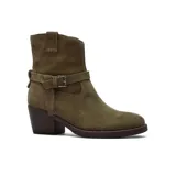 Bota corta de gamuza color marrón, con taco cuadrado y diseño de caña media. Presenta una tira decorativa con hebilla metálica alrededor del tobillo y costuras reforzadas en la parte superior.