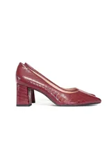 Zapato de salón tipo stiletto con tacón de bloque, confeccionado en cuero charol con textura grabada efecto cocodrilo en color bordó.