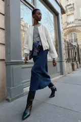 Chaqueta bomber de cuello redondo y manga larga con diseño holgado. Presenta cierre frontal con cremallera, bolsillos delanteros de vivo y acabados elásticos en los puños y el ruedo.