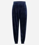 Pantalón tipo jogger de plush color negro, con cintura elástica, bolsillos laterales y puños ajustados en los tobillos.