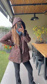 Piloto impermeable con capucha y estampado animal print.