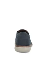 Zapatos slip on de cuero color azul marino, con paneles elásticos laterales y suela de goma en tono claro.