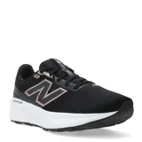 Championes de running New Balance modelo Fresh Foam 520 para mujer. Presentan un diseño en color negro con detalles en tono rosado metalizado en el logo lateral y la lengüeta. Cuentan con una entresuela blanca con tecnología Fresh Foam para mayor amortiguación y suela de goma negra.