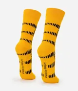 Medias de caña larga color amarillo con estampado repetido de diferentes expresiones faciales del personaje Garfield.