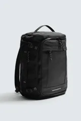 Mochila deportiva de diseño minimalista fabricada en tejido técnico resistente. Cuenta con compartimento principal con cierre de cremallera, bolsillo frontal con cierre, interior con bolsillo organizador, parte posterior acolchada con banda de sujeción para equipaje, asa superior y correas de hombro ajustables.