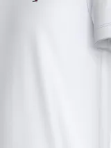 Remera blanca de algodón con cuello redondo y logo de Tommy Hilfiger bordado en el pecho.