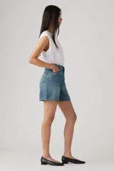 Short de jean celeste de tiro alto, corte holgado y largo a la rodilla.