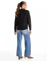 Sobrecamisa de mujer marca Sioni, con diseño combinado en tejido de punto y eco cuero. Presenta cuello camisero, cierre frontal con botones y mangas largas con puños tejidos.