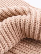 Bufanda tejida a rayas horizontales color lila.