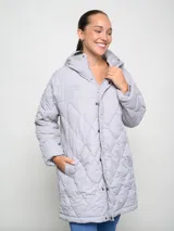 Parka larga Umbro color gris claro, acolchada con diseño de rombos y capucha.