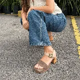 Sandalia de cuero vacuno color negro, con taco ancho de 7 cm y plataforma de 2 cm. Diseño de punta cuadrada, con tira ancha en el empeine y tira ajustable con hebilla en el tobillo.