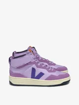 Zapatillas de caña alta Veja V-95, color lila con logo lateral en azul.