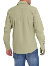 Camisa de manga larga color verde militar, confeccionada en algodón orgánico. Cuenta con cuello camisero, cierre frontal con botones de madera, un bolsillo en el pecho con logo bordado y mangas ajustables.