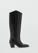 Bota de caña alta estilo cowboy confeccionada en piel bovina, con punta fina y tacón rectangular.