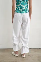 Pantalón recto marrón de lino y algodón, con tiras regulables en los tobillos para ajustar.