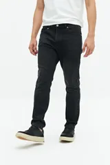 Pantalón de jean negro de corte recto y tiro medio, con bolsillos delanteros y traseros, y presillas para cinturón. Confeccionado en algodón y spandex.
