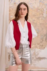 Chaleco marrón de cuero vacuno, corte sastrero con cierre frontal con lazo.