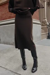 Falda midi de punto con diseño en evasé y cintura elástica.