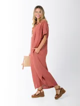 Vestido italiano largo color ladrillo, de lino 100%, con cuello tipo buche, mangas cortas y apliques de broderie en los hombros. Tiene tajos laterales.