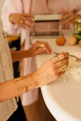 Anillo de bronce con diseño orgánico y aberturas irregulares.