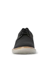 Zapato de estilo casual Hush Puppies, modelo Bangu, con diseño híbrido que combina cuero en el talón y laterales con un tejido técnico transpirable en la parte frontal. Cuenta con cierre de cordones y una suela de EVA clara con tecnología Comfort Flex.
