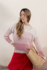 Sweater color crema con rayas horizontales y mangas largas.