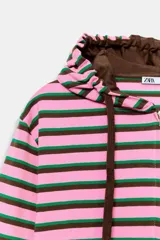 Sudadera de mezcla de algodón con capucha, cierre frontal de cremallera y bolsillos de plastrón delanteros. Presenta un diseño de rayas horizontales en tonos rosados, marrones y verdes, con acabados en rib elástico marrón en puños, cintura e interior de la capucha.