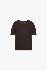 Top de manga corta color marrón oscuro, con cuello redondo y textura de tejido de punto fino.