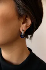 Aros de argolla en acero quirúrgico con dije de piedra natural en tono azul.