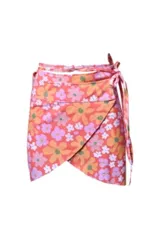 Minifalda pareo con estampado floral en tonos rosados, naranjas y amarillos.