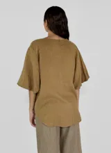 Blusa blanca de lino con escote en V y mangas cortas amplias.