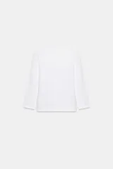 Camiseta blanca de manga larga con cuello panadero y cierre frontal de botones, corte slim fit.