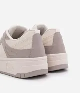 Championes de caña corta marca Satinato, confeccionados en material sintético tipo cuero (PU). Presentan un diseño de paneles en tonos beige y tostado, con suela de plataforma tipo caja y cierre mediante cordones.