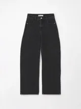 Pantalón de jean estilo wide leg con tiro bajo, en color negro lavado. Presenta un corte recto y holgado, con cierre frontal y bolsillos clásicos.