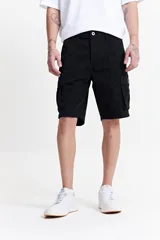 Bermuda cargo negra de tela resistente con pasacinto.