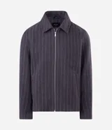 Campera Marfinno de corte regular confeccionada en poliéster con tacto aterciopelado, diseño de raya diplomática, cuello estructurado, bolsillos laterales y cierre frontal con cremallera.