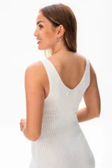 Vestido midi color beige, de tejido de punto acanalado, con escote redondo y breteles anchos.