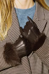 Guantes cortos de cuero sintético color marrón oscuro, con costuras decorativas en el dorso y puños con aplicación de pelo sintético a contraste.